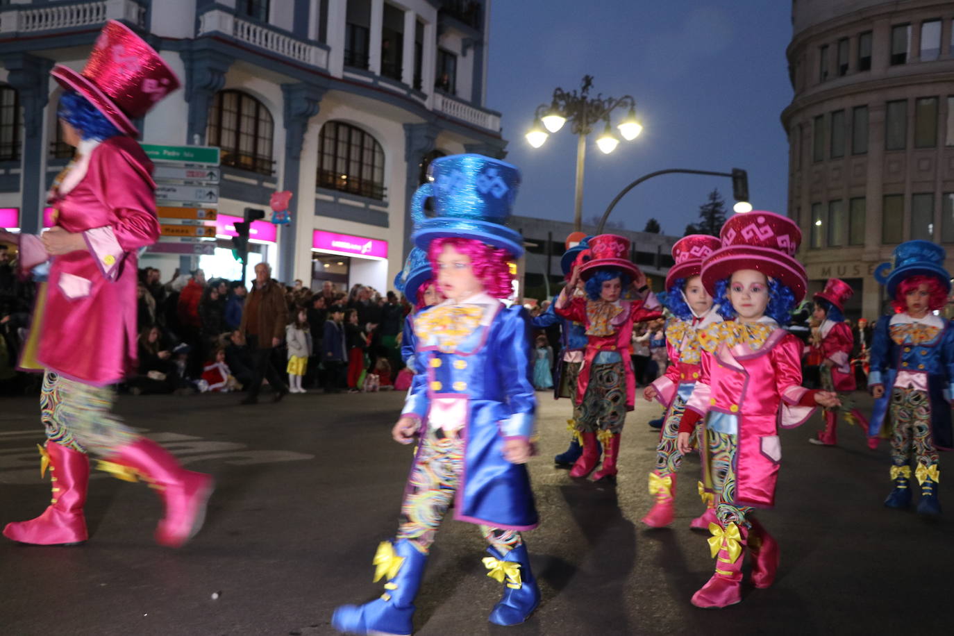 Centenares de personas acuden a la llamada de la fiesta y se disfrazan en esta jornada de sábado.