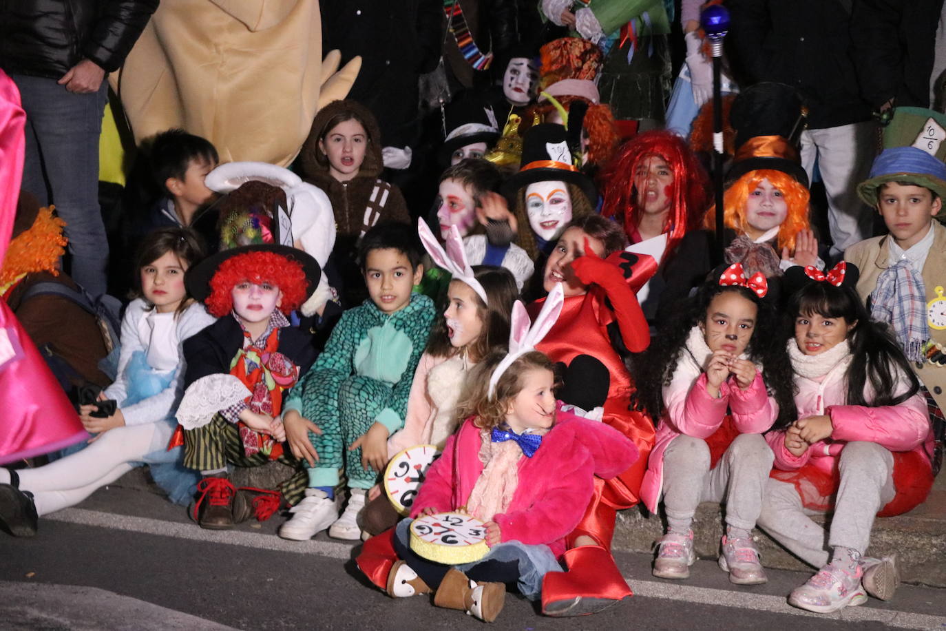 Centenares de personas acuden a la llamada de la fiesta y se disfrazan en esta jornada de sábado.