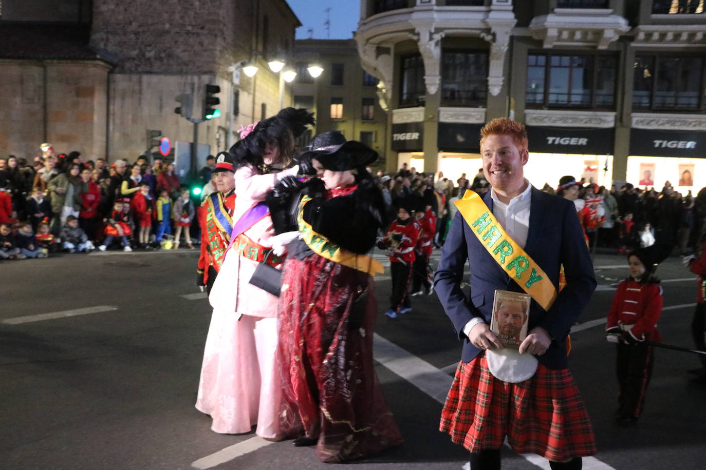 Centenares de personas acuden a la llamada de la fiesta y se disfrazan en esta jornada de sábado.