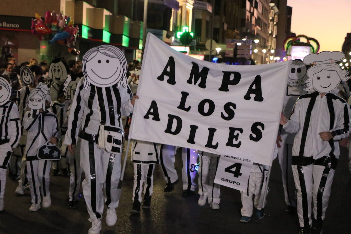 Centenares de personas acuden a la llamada de la fiesta y se disfrazan en esta jornada de sábado.