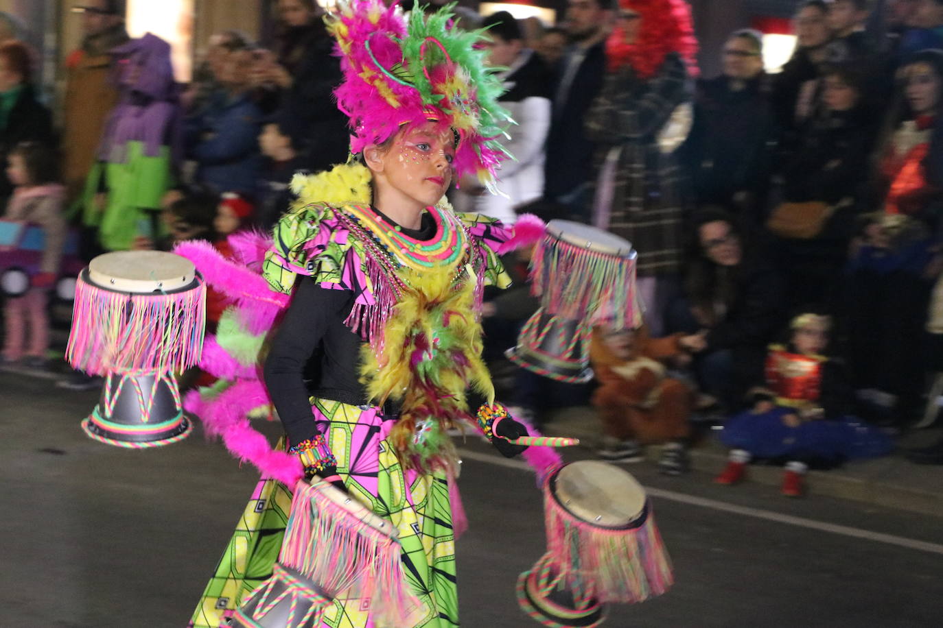 Centenares de personas acuden a la llamada de la fiesta y se disfrazan en esta jornada de sábado.