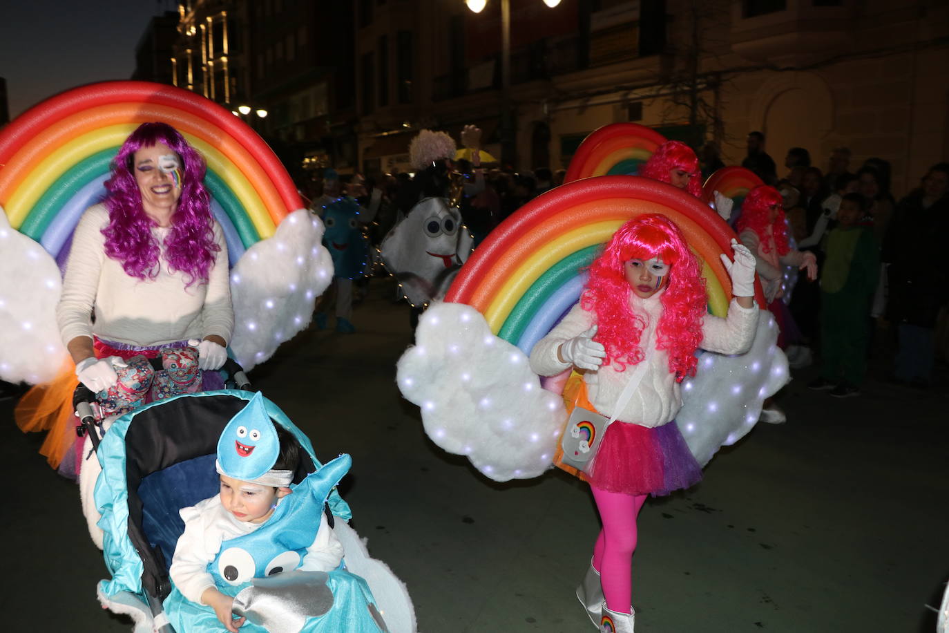 La mayor asistencia que se recuerda a una cabalgata en la capital llena de color y alegría las calles de la ciudad.