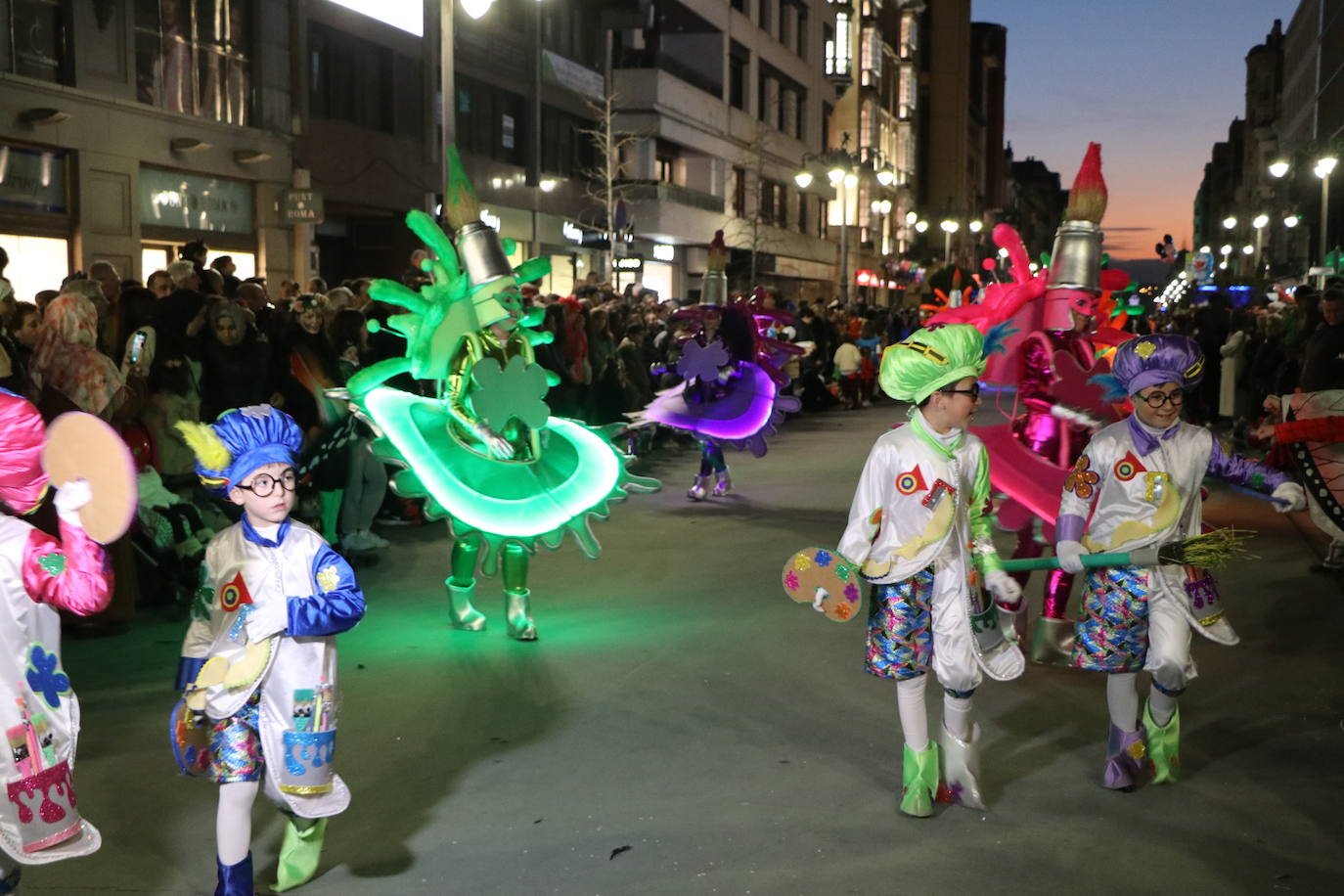 La mayor asistencia que se recuerda a una cabalgata en la capital llena de color y alegría las calles de la ciudad.