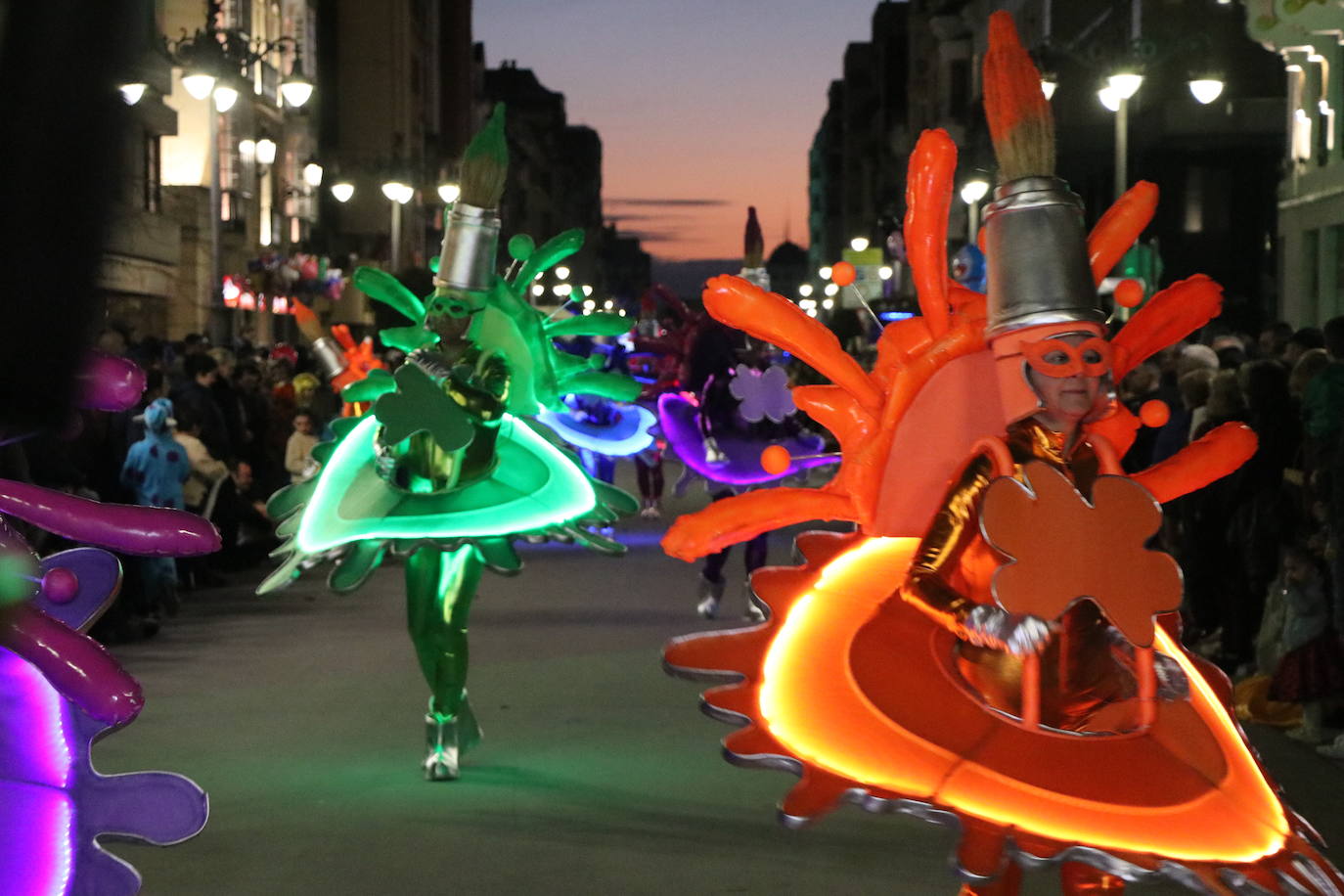 La mayor asistencia que se recuerda a una cabalgata en la capital llena de color y alegría las calles de la ciudad.