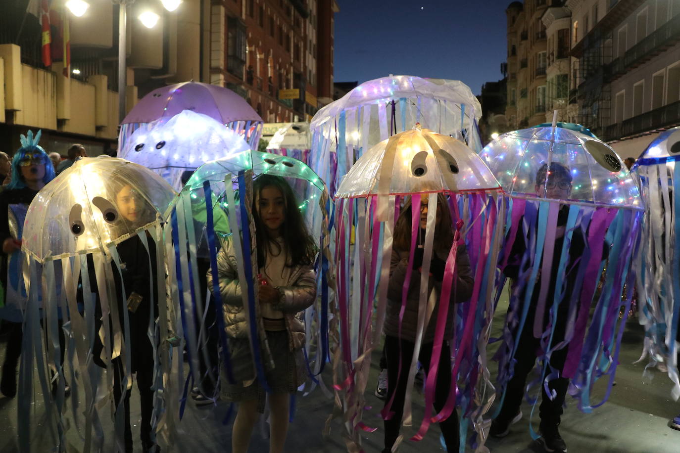 La mayor asistencia que se recuerda a una cabalgata en la capital llena de color y alegría las calles de la ciudad.