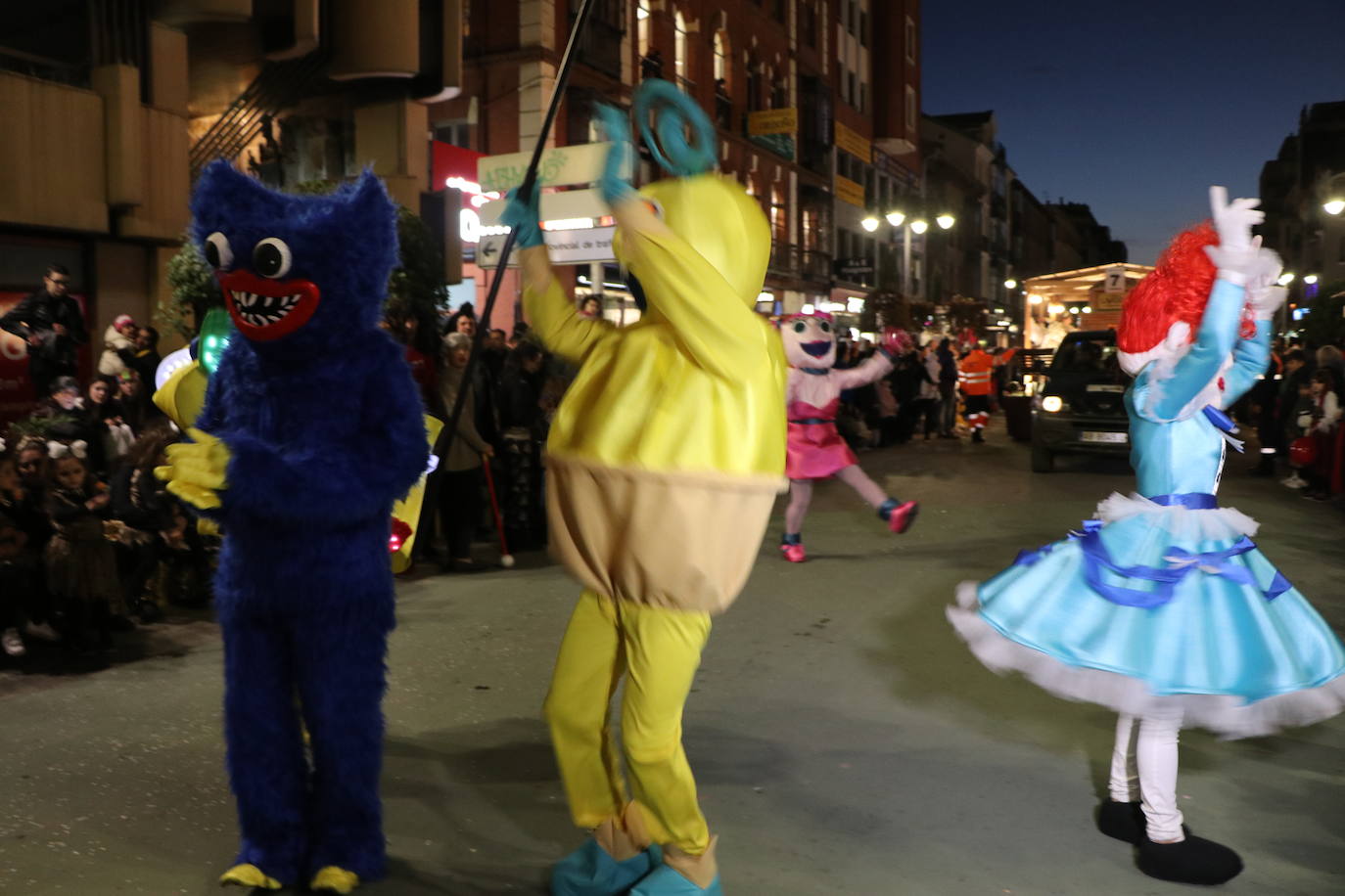 La mayor asistencia que se recuerda a una cabalgata en la capital llena de color y alegría las calles de la ciudad.