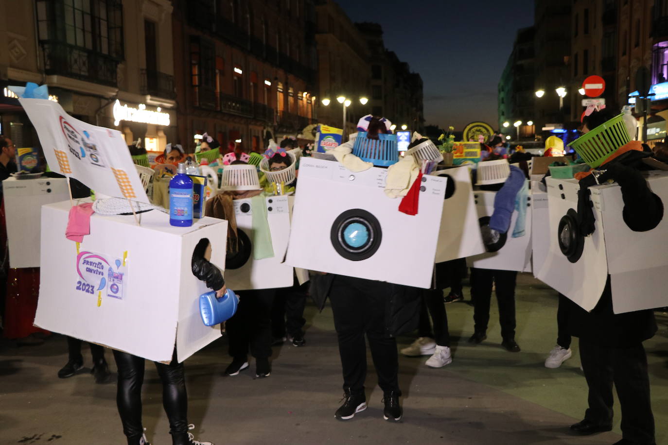 La mayor asistencia que se recuerda a una cabalgata en la capital llena de color y alegría las calles de la ciudad.