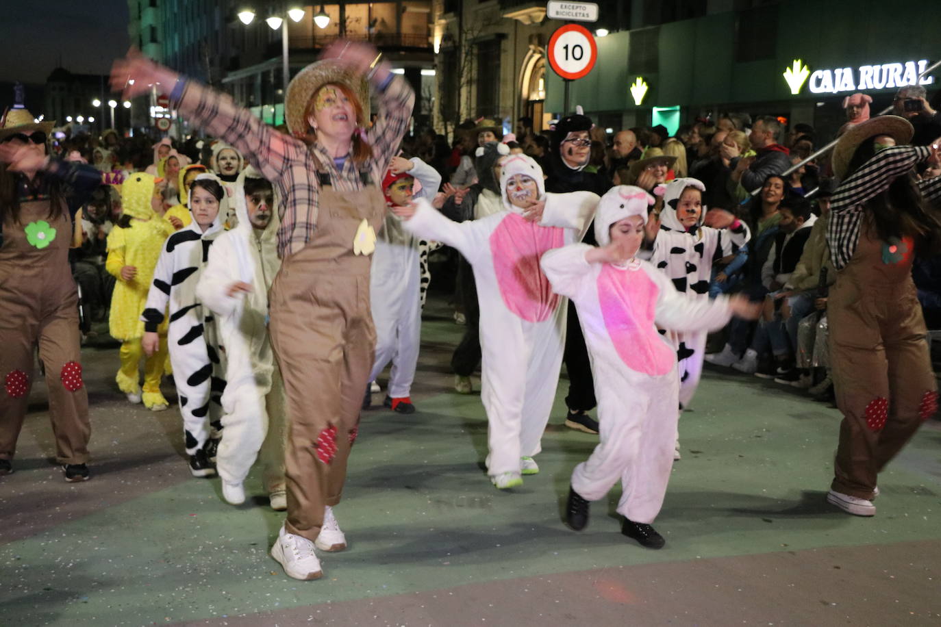 La mayor asistencia que se recuerda a una cabalgata en la capital llena de color y alegría las calles de la ciudad.