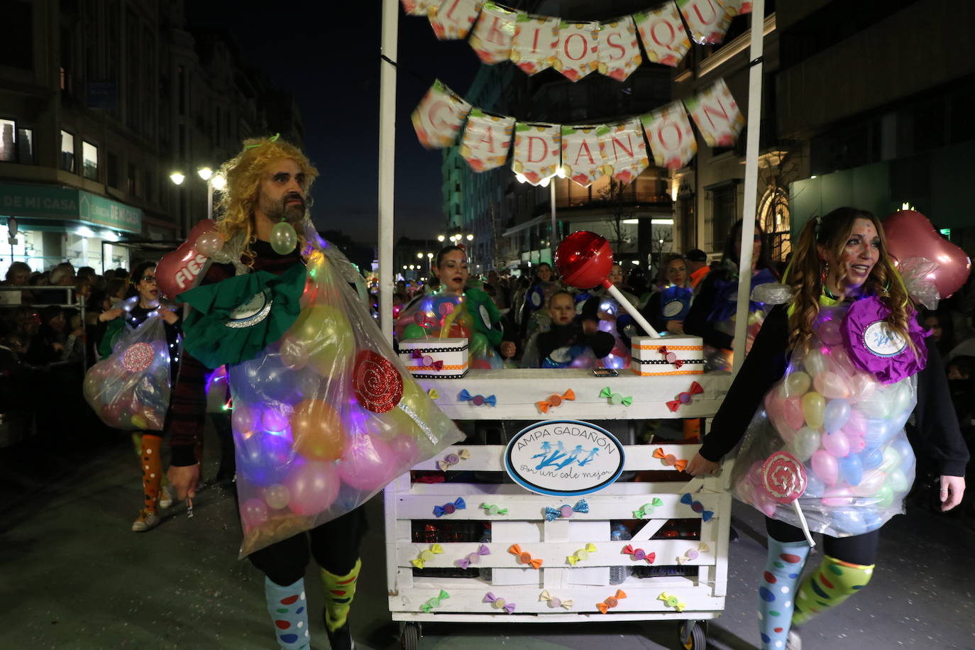 La mayor asistencia que se recuerda a una cabalgata en la capital llena de color y alegría las calles de la ciudad.