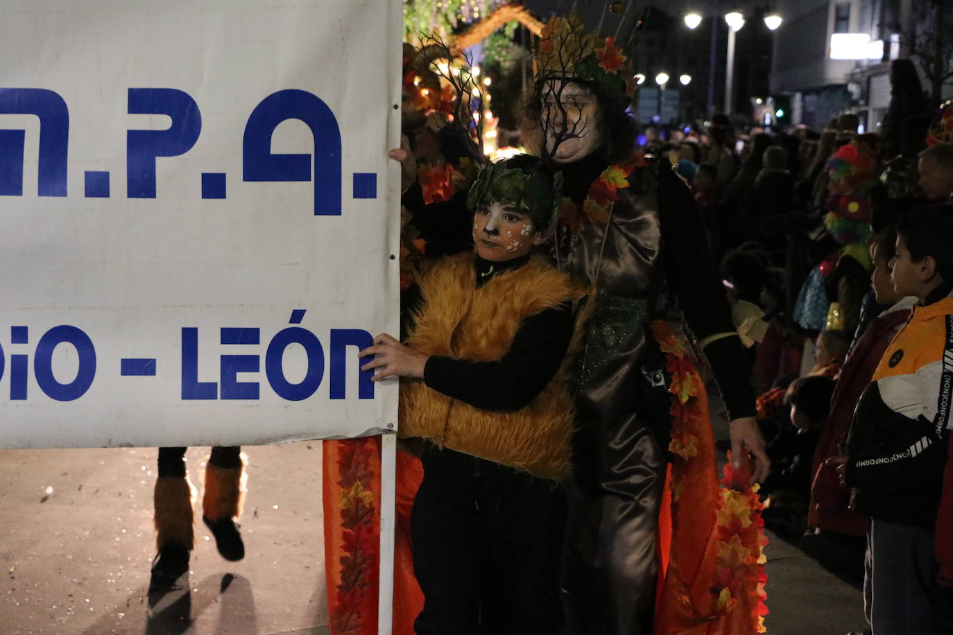 La mayor asistencia que se recuerda a una cabalgata en la capital llena de color y alegría las calles de la ciudad.