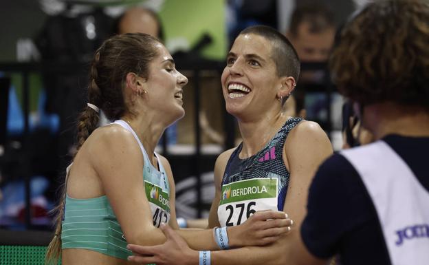 Marta García, izquierda, felicita a Marta Pérez tras la prueba.