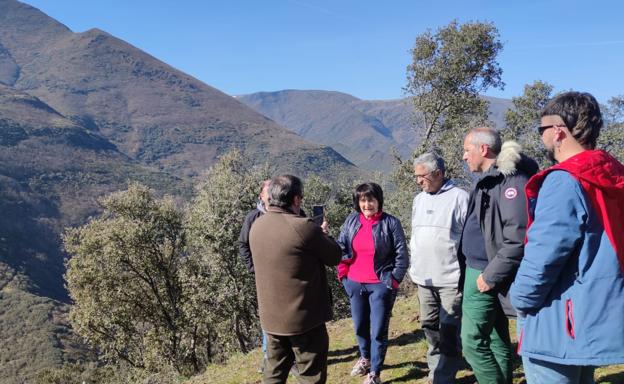 Enrique Valdeón en su visita a Odollo.