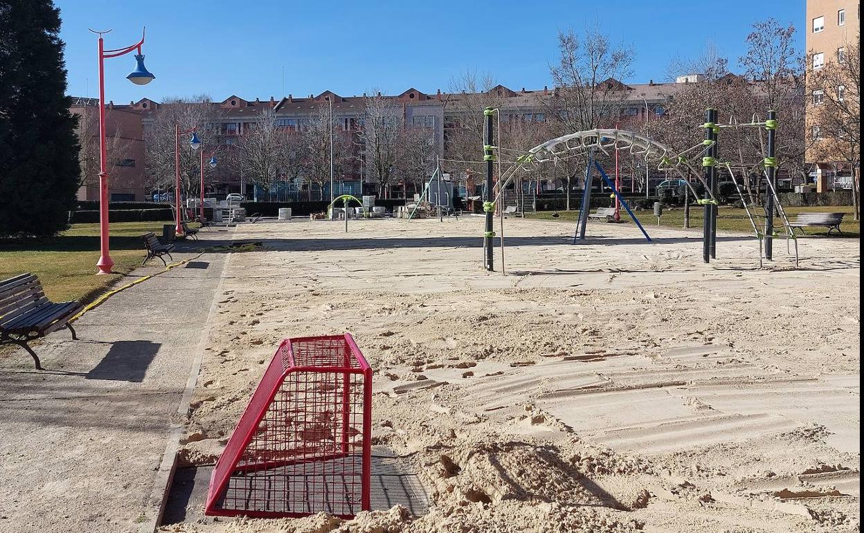 El parquede Felipe Sánchez en La Palomera ya tiene nuevos juegos adaptados a la normativa.