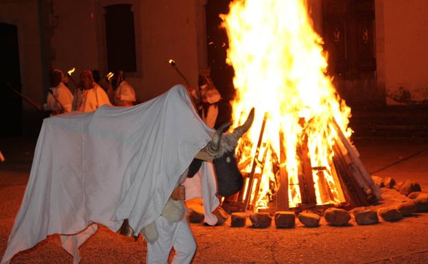 Galería. Zafarrones y toros corrieron alrededor de la hoguera en Riello