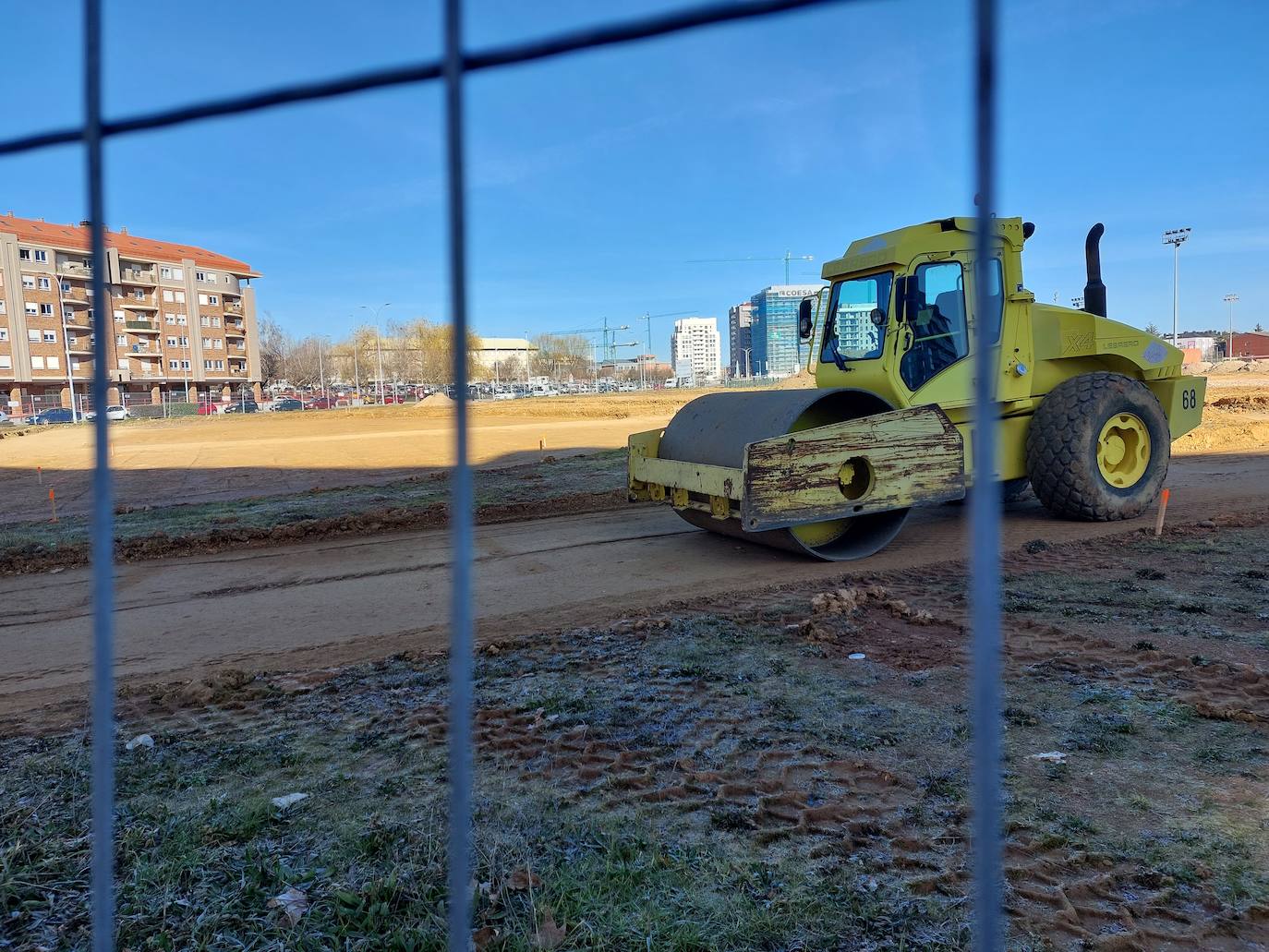 El barrio de La Palomera se encuentra inmerso en dos procesos que cambiarán el aspecto de dos zonas emblemáticas: la explanada del pabellón La Torre, que se transforma ya en el Parque de las Tierras Leonesas con más de un millón de inverisión, y la remodelación y calmado de tráfico del parque de Felipe Sánchez con 600.000 euros de inversión.