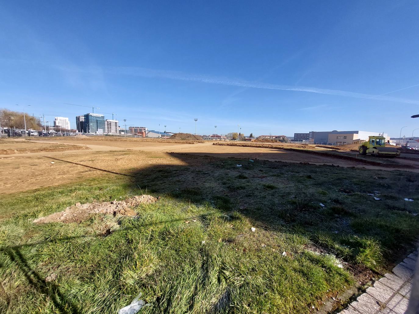 El barrio de La Palomera se encuentra inmerso en dos procesos que cambiarán el aspecto de dos zonas emblemáticas: la explanada del pabellón La Torre, que se transforma ya en el Parque de las Tierras Leonesas con más de un millón de inverisión, y la remodelación y calmado de tráfico del parque de Felipe Sánchez con 600.000 euros de inversión.