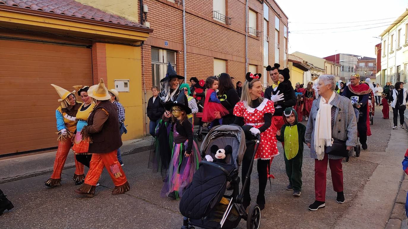 La localidad leonesa se ha puesto sus mejores disfraces para honrar a Don Carnal en su tradicional desfile.