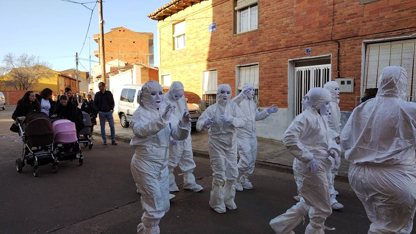 La localidad leonesa se ha puesto sus mejores disfraces para honrar a Don Carnal en su tradicional desfile.