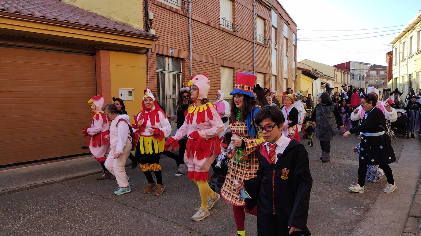 La localidad leonesa se ha puesto sus mejores disfraces para honrar a Don Carnal en su tradicional desfile.