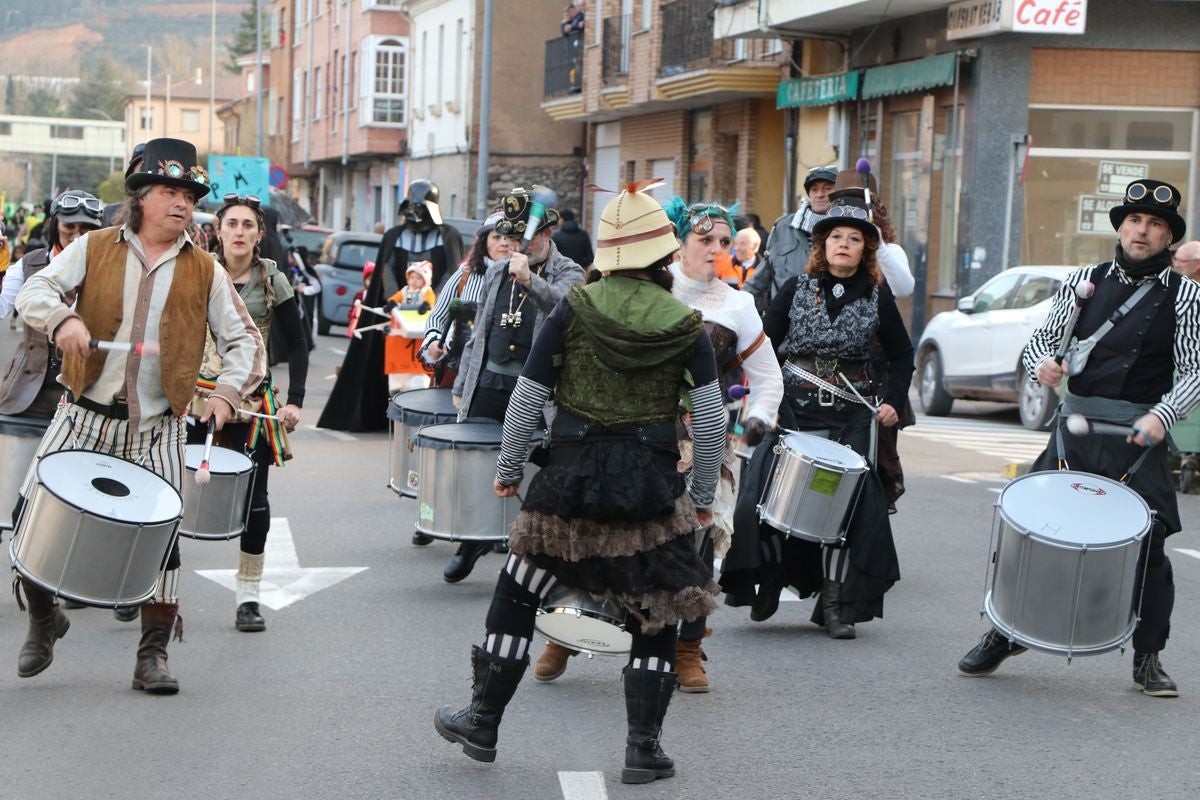 Los vecinos de La Robla han salido este domingo a la calle para llenarla de música, color y diversión en un desfile de Carnaval de record.