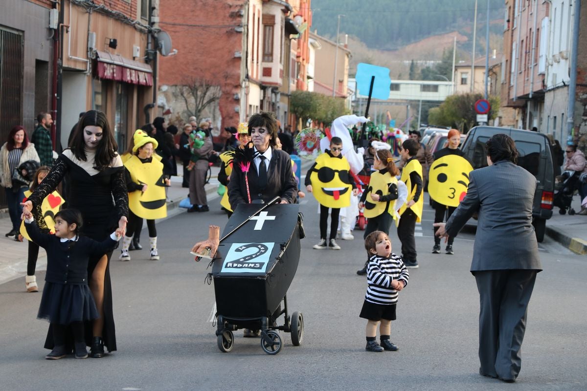 Los vecinos de La Robla han salido este domingo a la calle para llenarla de música, color y diversión en un desfile de Carnaval de record.