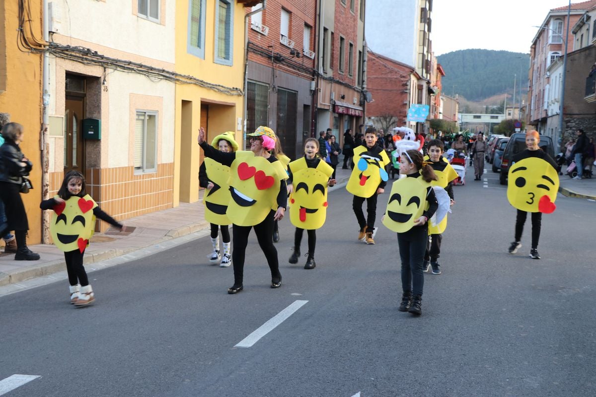 Los vecinos de La Robla han salido este domingo a la calle para llenarla de música, color y diversión en un desfile de Carnaval de record.