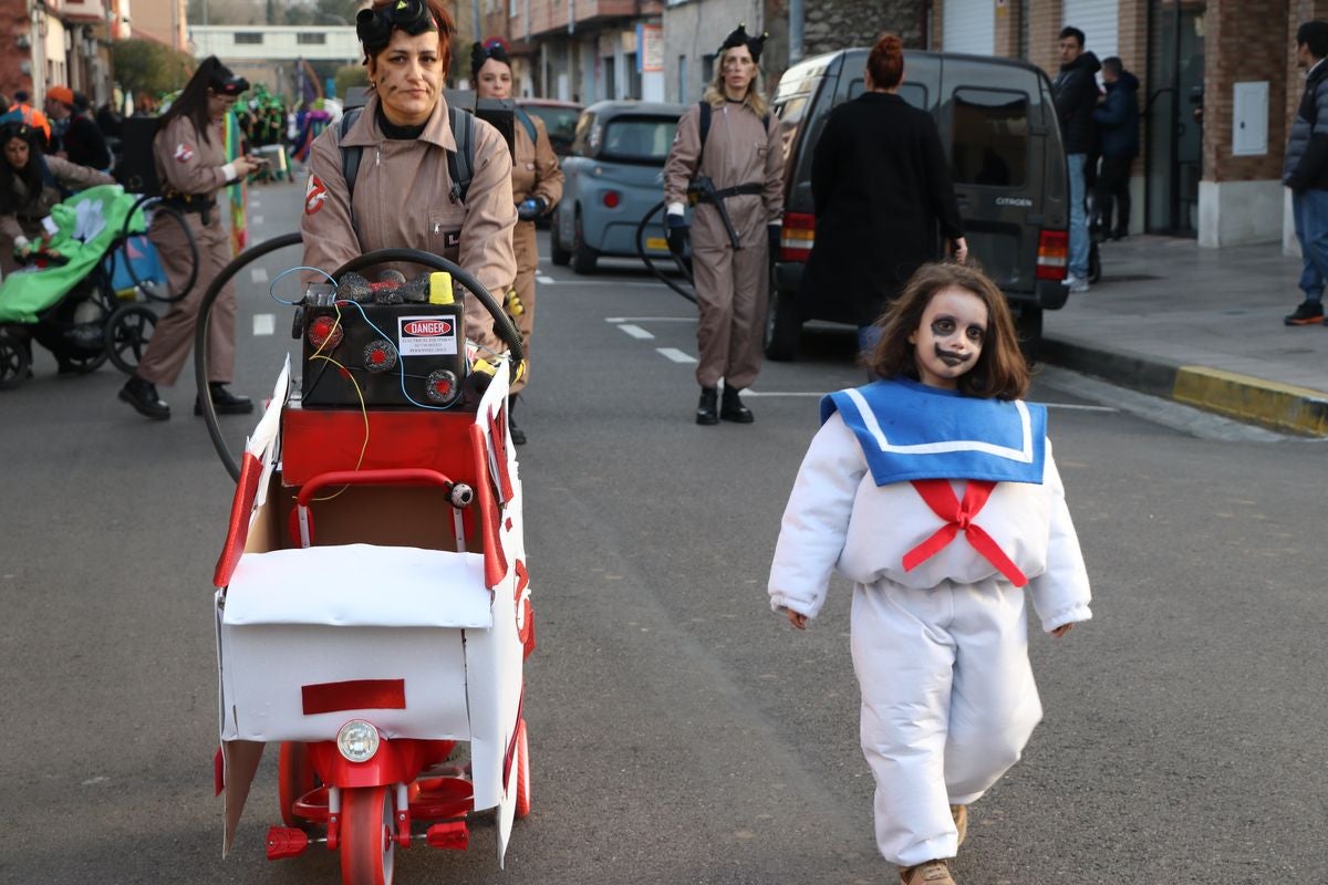 Los vecinos de La Robla han salido este domingo a la calle para llenarla de música, color y diversión en un desfile de Carnaval de record.