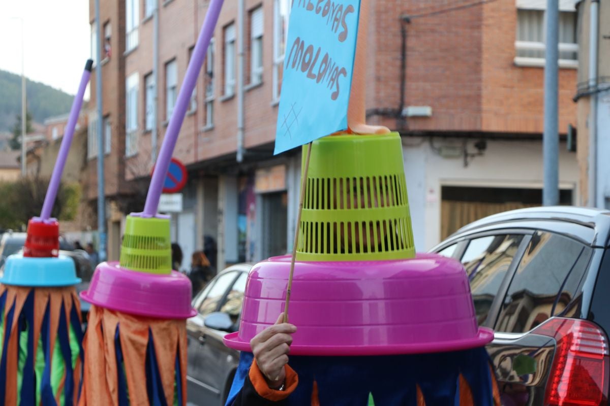 Los vecinos de La Robla han salido este domingo a la calle para llenarla de música, color y diversión en un desfile de Carnaval de record.