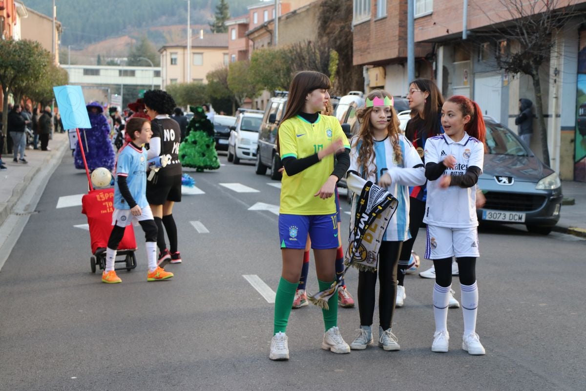 Los vecinos de La Robla han salido este domingo a la calle para llenarla de música, color y diversión en un desfile de Carnaval de record.