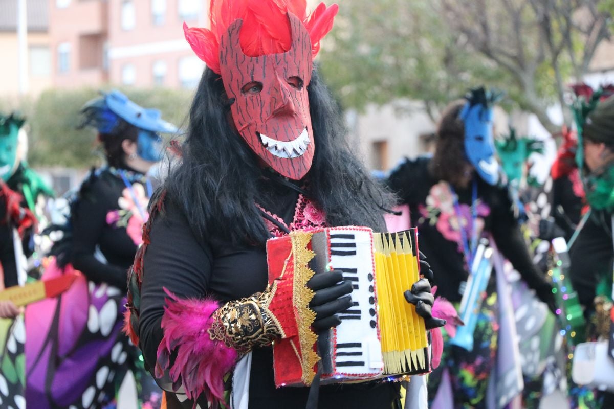 Los vecinos de La Robla han salido este domingo a la calle para llenarla de música, color y diversión en un desfile de Carnaval de record.