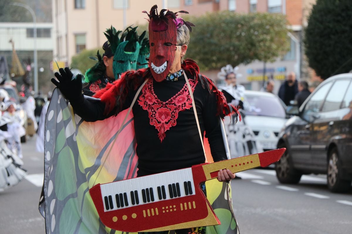 Los vecinos de La Robla han salido este domingo a la calle para llenarla de música, color y diversión en un desfile de Carnaval de record.