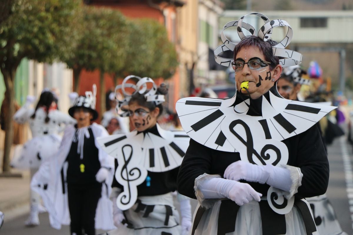 Los vecinos de La Robla han salido este domingo a la calle para llenarla de música, color y diversión en un desfile de Carnaval de record.