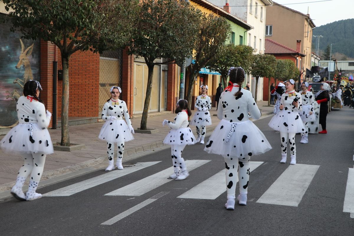 Los vecinos de La Robla han salido este domingo a la calle para llenarla de música, color y diversión en un desfile de Carnaval de record.