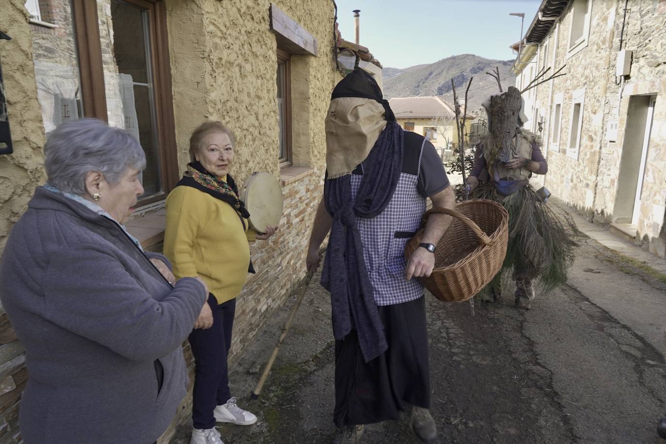 Dicen en Villalfeide que sus 'Caretos' «no son los más bonitos», pero están orgullosos de haber recuperado una tradición.