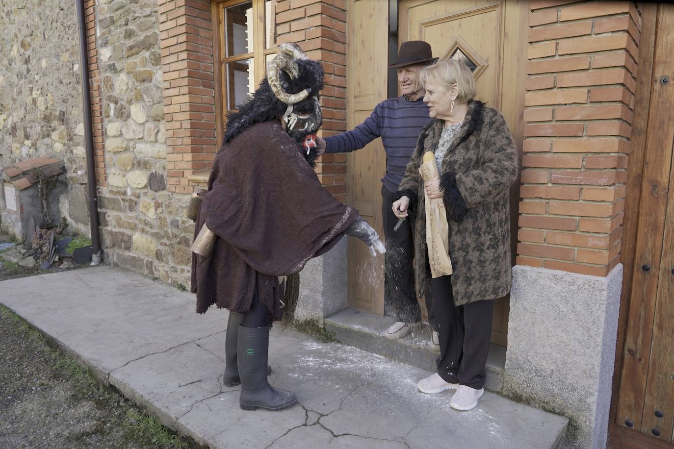 Dicen en Villalfeide que sus 'Caretos' «no son los más bonitos», pero están orgullosos de haber recuperado una tradición.