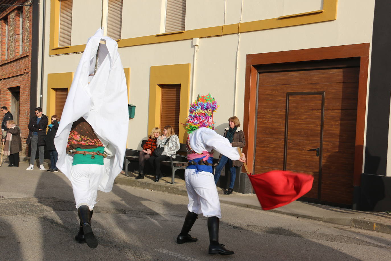 Toros y toreros varean a todos los que se acercan al antruejo de Alcoba