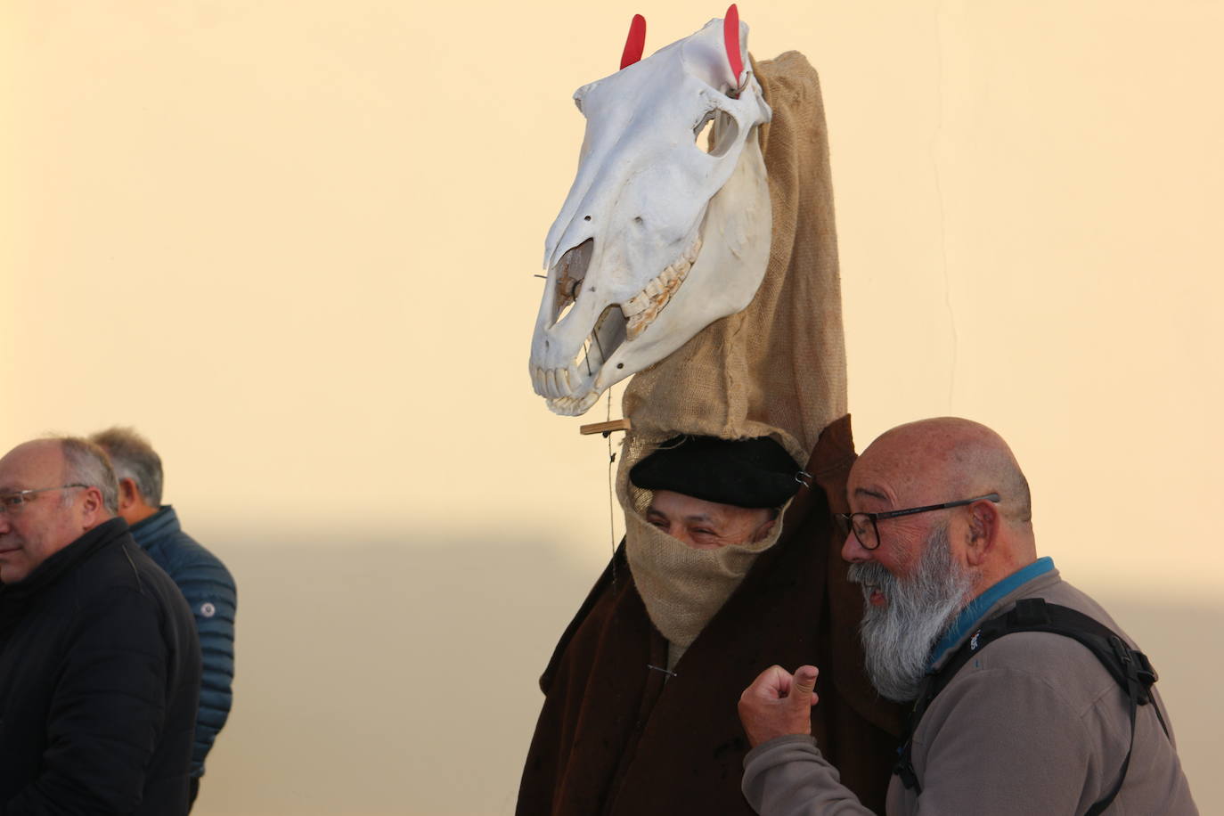 Toros y toreros varean a todos los que se acercan al antruejo de Alcoba