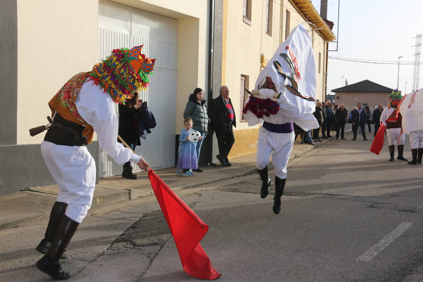 Toros y toreros varean a todos los que se acercan al antruejo de Alcoba