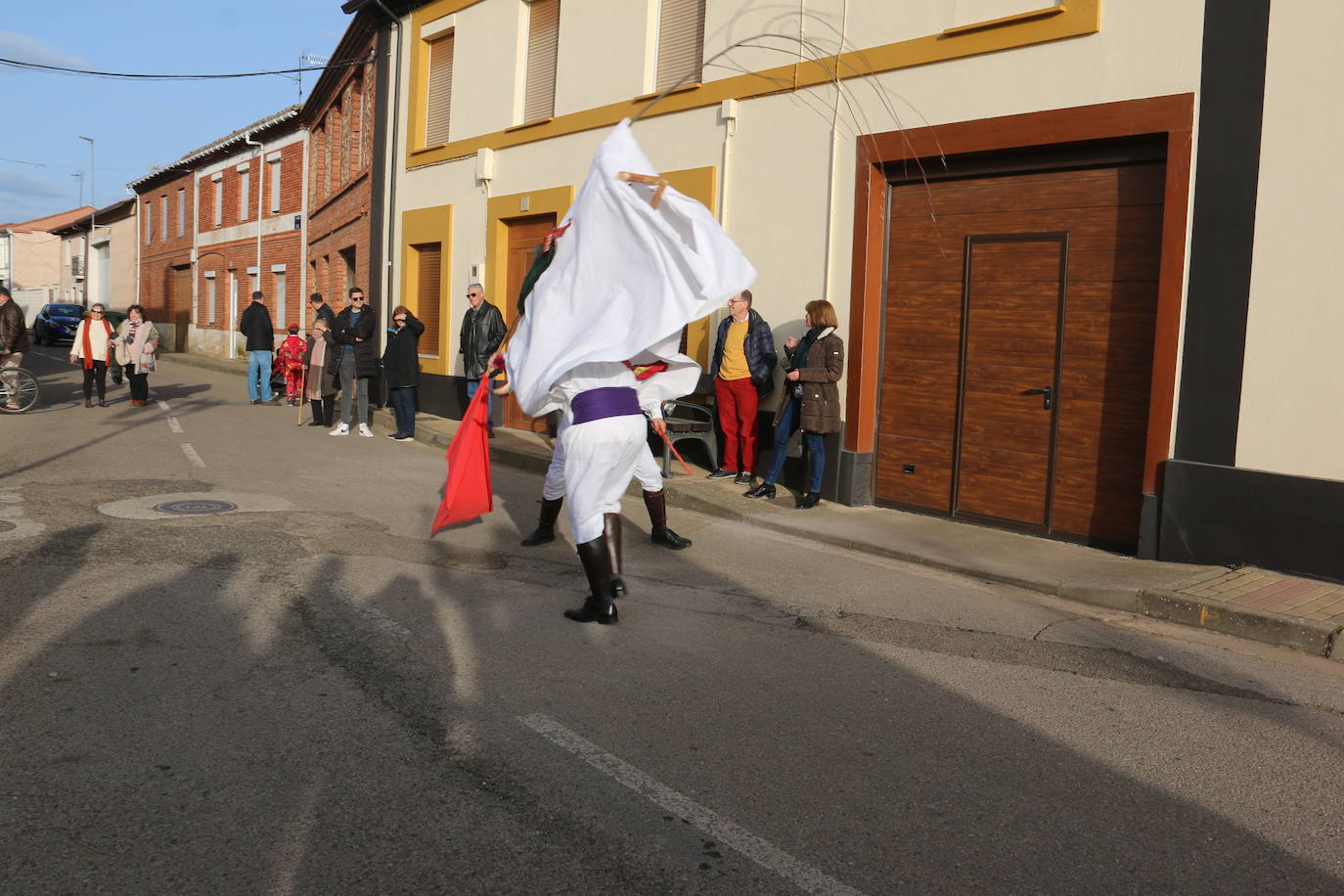 Toros y toreros varean a todos los que se acercan al antruejo de Alcoba