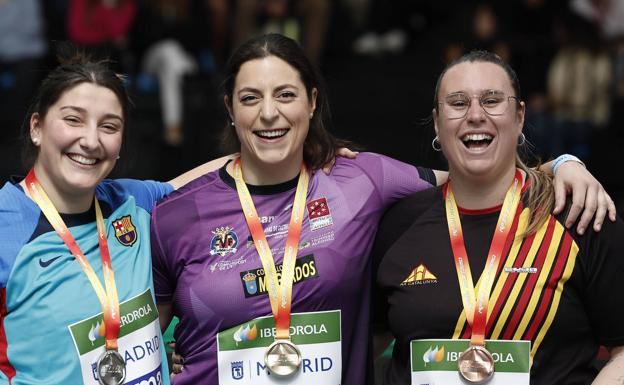 Mónica Borraz, primera por la izquierda, con su medalla de plata en la prueba de peso.