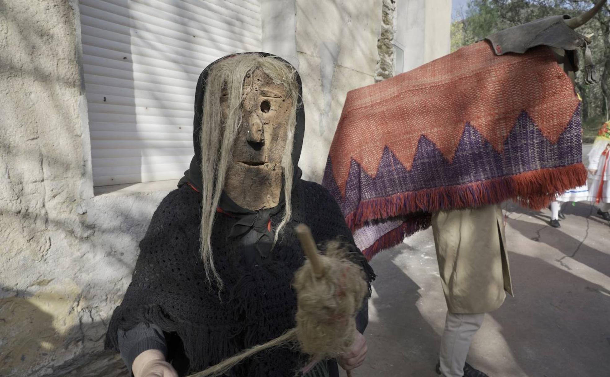 La localidad leonesa de Pombriego revivió la celebración de su tradicional entroido este domingo de Carnaval.