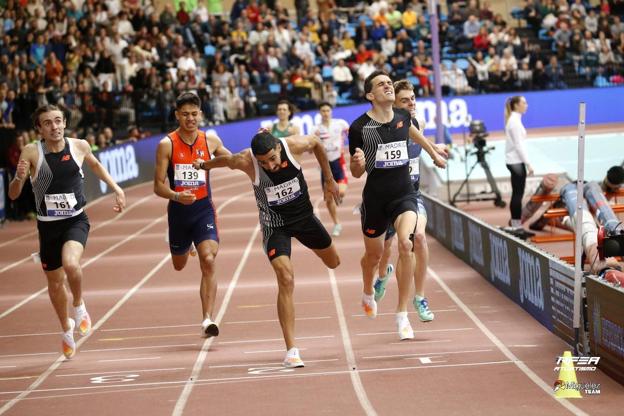 Saúl Ordóñez, tercero por la izquierda, obtiene la victoria en 800 metros.