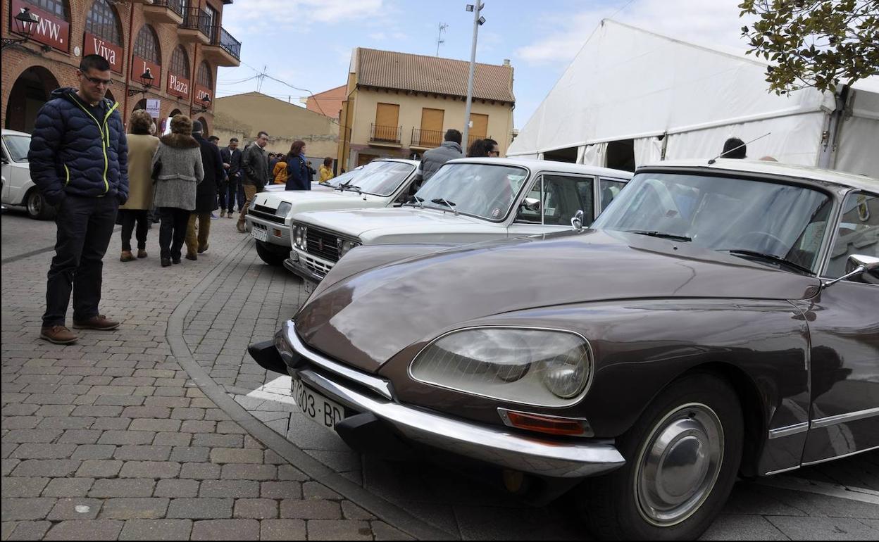 Una concentración de coches clásicos puso punto y final a la Feria de Febrero.