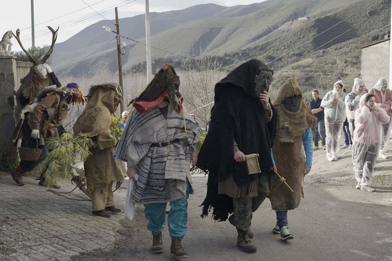 Los protagonistas, una veintena, portaron las tradicionales máscaras hechas con cráneos de animales, así como otros ropajes y elementos de la naturaleza.