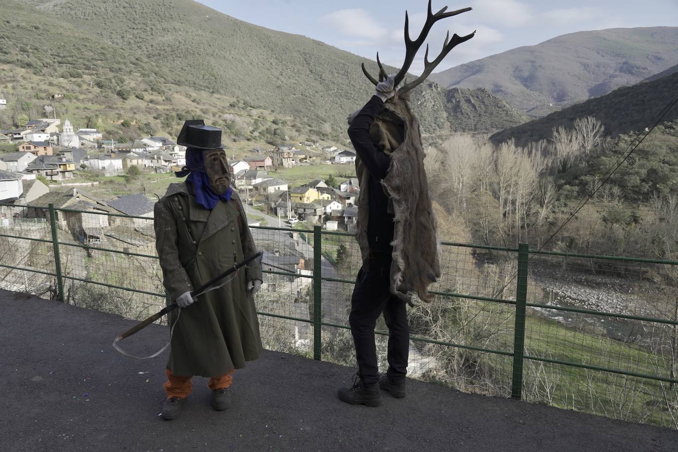 Los protagonistas, una veintena, portaron las tradicionales máscaras hechas con cráneos de animales, así como otros ropajes y elementos de la naturaleza.