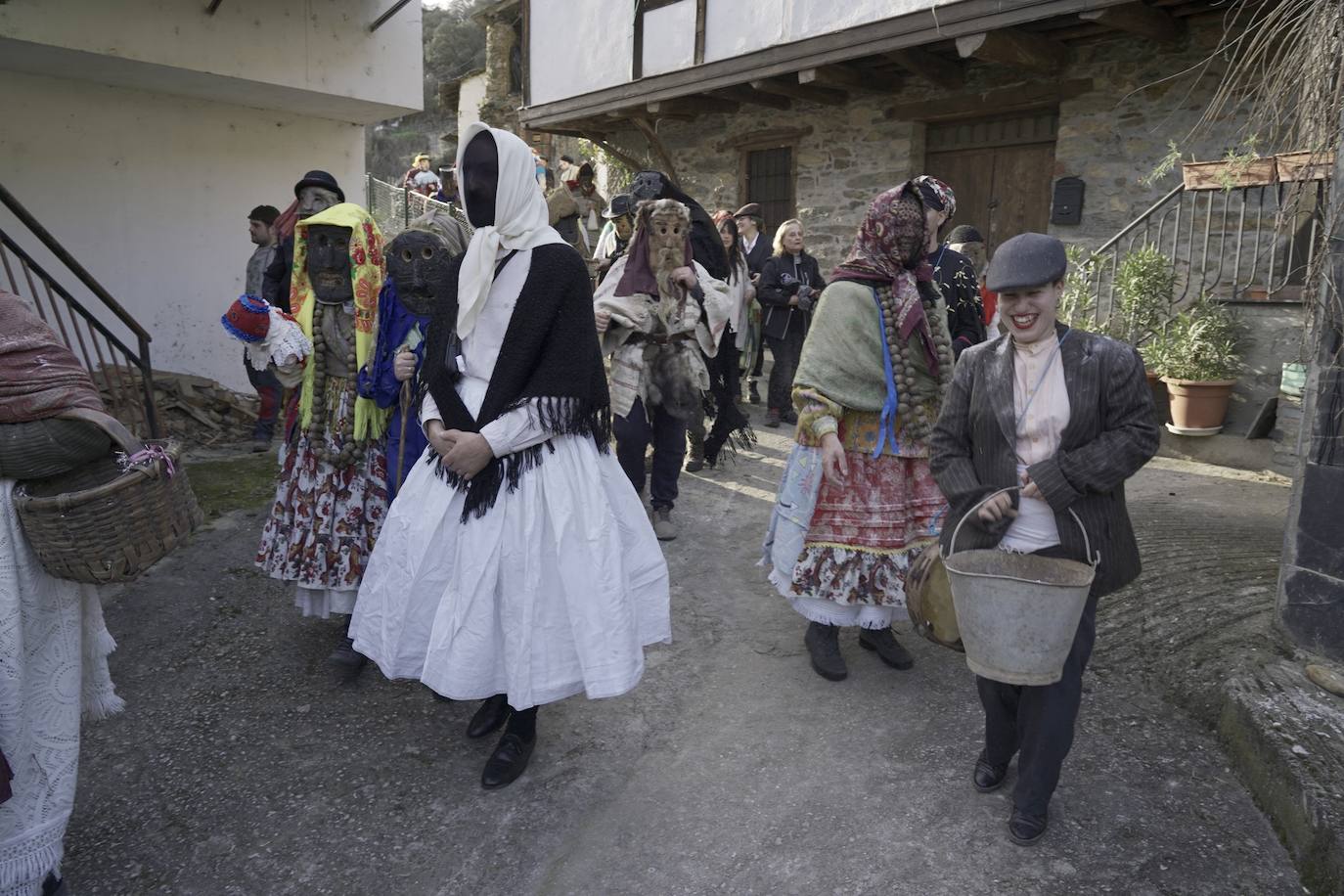 Los protagonistas, una veintena, portaron las tradicionales máscaras hechas con cráneos de animales, así como otros ropajes y elementos de la naturaleza.