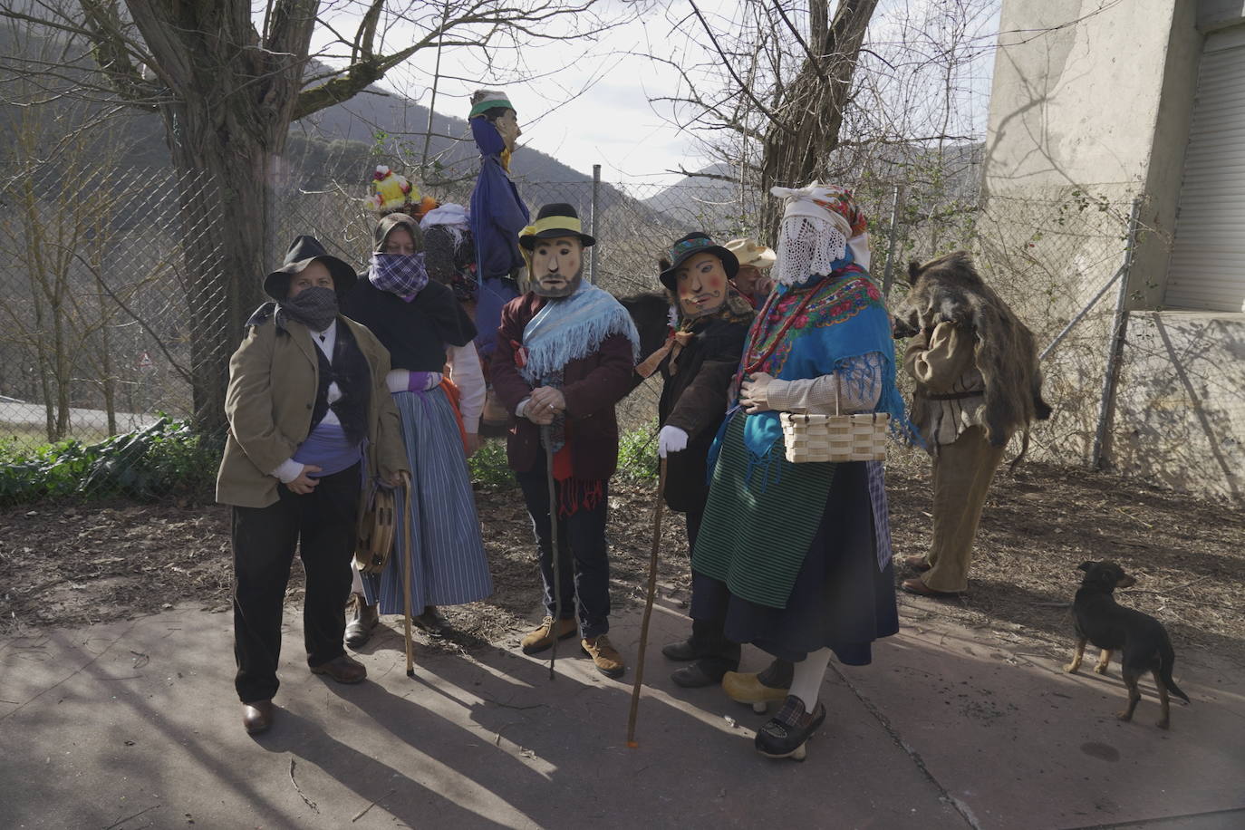 Los protagonistas, una veintena, portaron las tradicionales máscaras hechas con cráneos de animales, así como otros ropajes y elementos de la naturaleza.