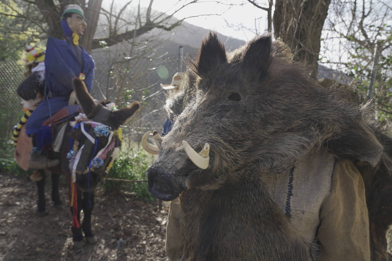 Los protagonistas, una veintena, portaron las tradicionales máscaras hechas con cráneos de animales, así como otros ropajes y elementos de la naturaleza.