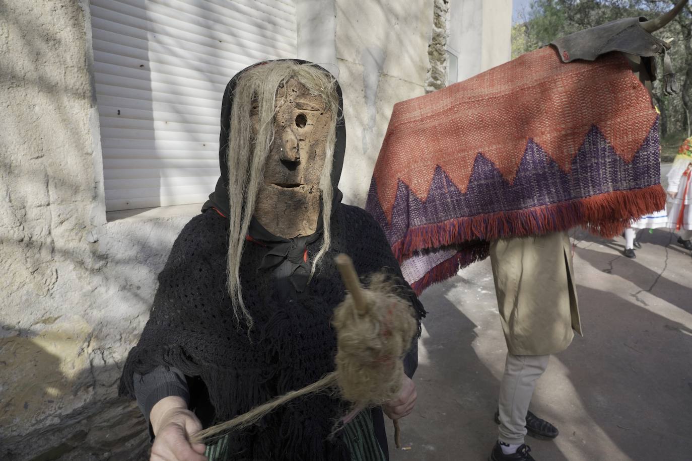 Los protagonistas, una veintena, portaron las tradicionales máscaras hechas con cráneos de animales, así como otros ropajes y elementos de la naturaleza.