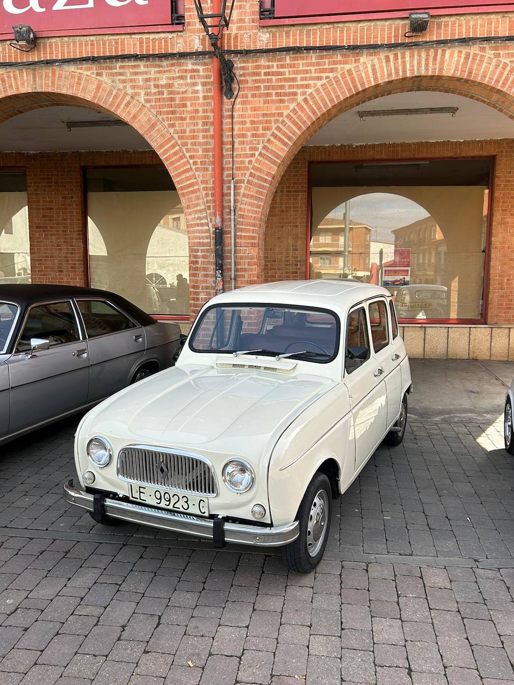 La 102ª Feria de Febrero ha tocado a su fin en una soleada mañana de domingo con miles de personas circulando por las calles de Valencia de Don Juan..